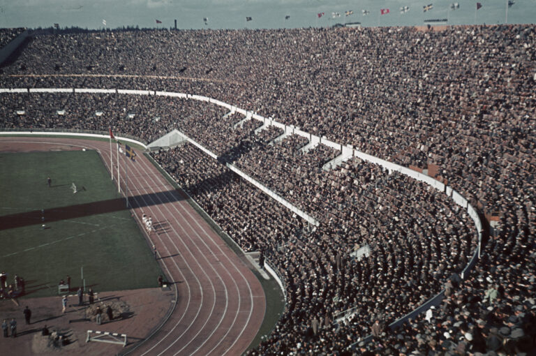 Helsingin olympiastadion vuonna 1940, Suomi-Ruotsi-Saksa maaottelun aikaan. Katsomo on täynnä ihmisiä.