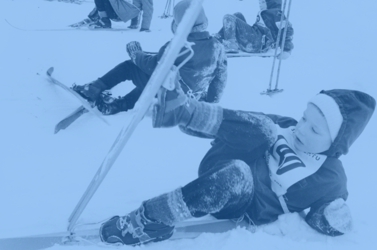 Lapsia hiihtokoulussa 1960-luvulla