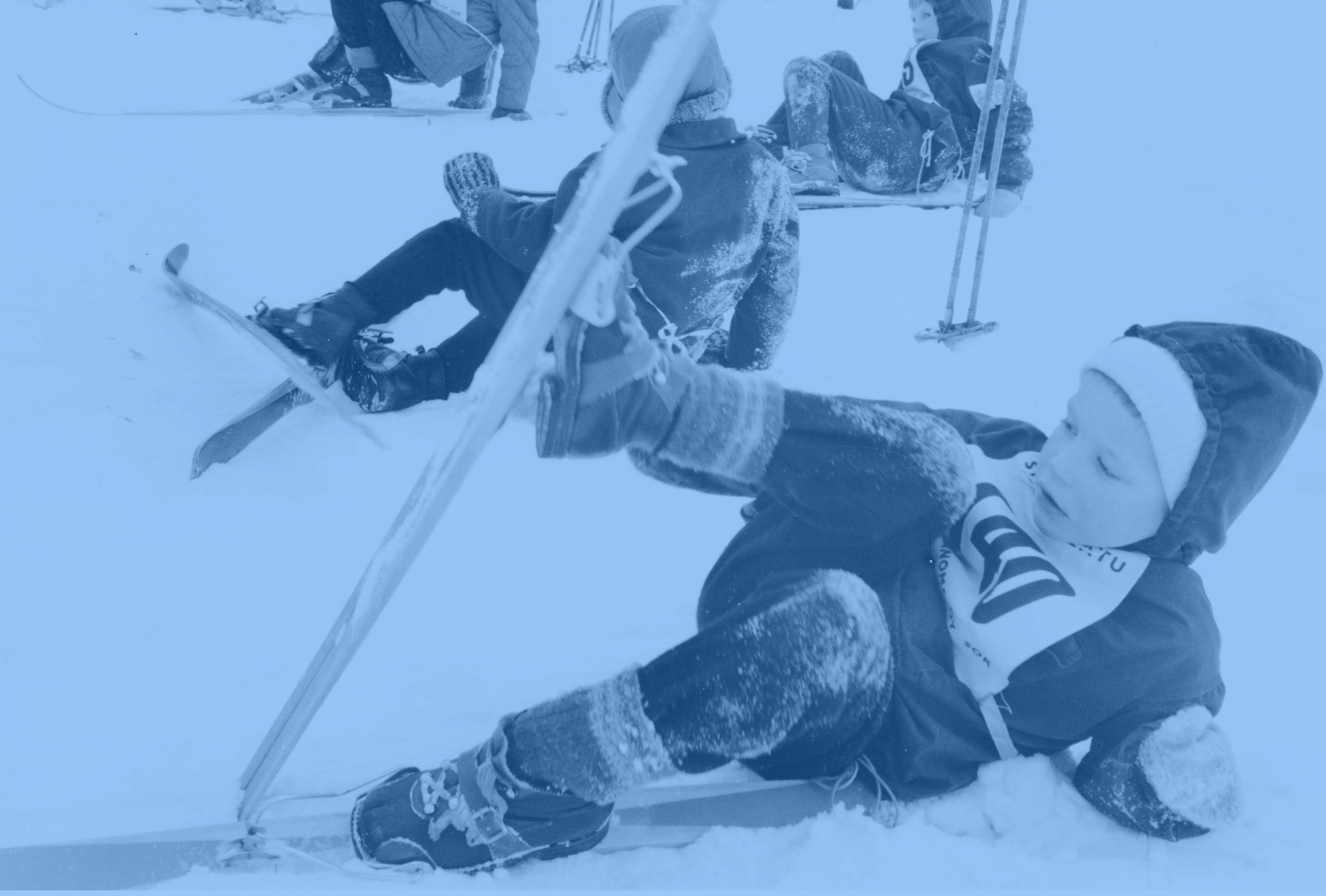 Lapsia hiihtokoulussa 1960-luvulla