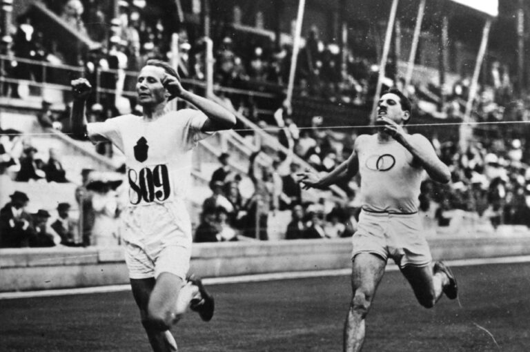 Hannes Kolehmainen voittaa 5000 metrin olympiakultaa Tukholmassa 1912.